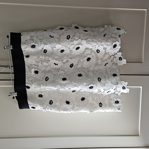 Beautiful Milly white/black lace skirt - Picture 3 of 9